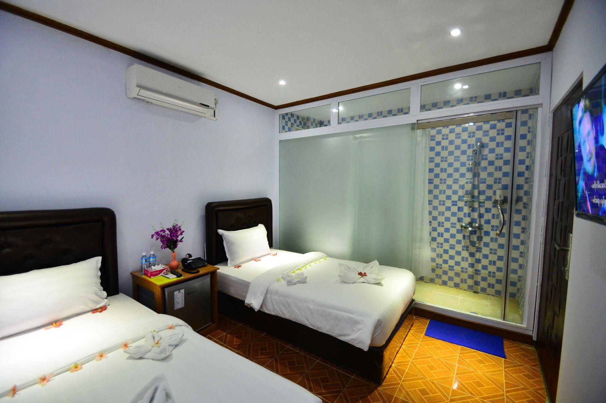 Woodland Hotel Yangon Dış mekan fotoğraf