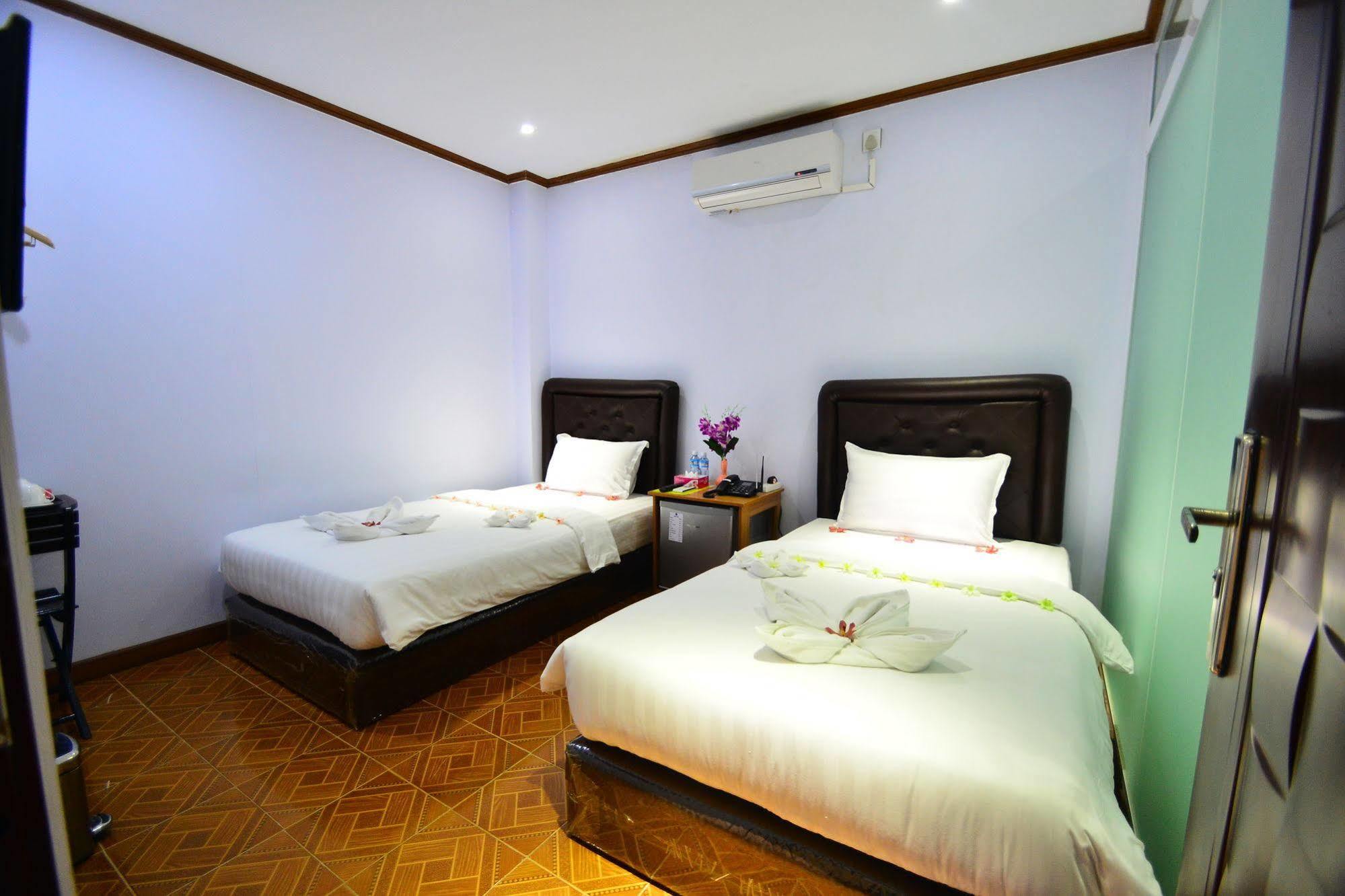 Woodland Hotel Yangon Dış mekan fotoğraf