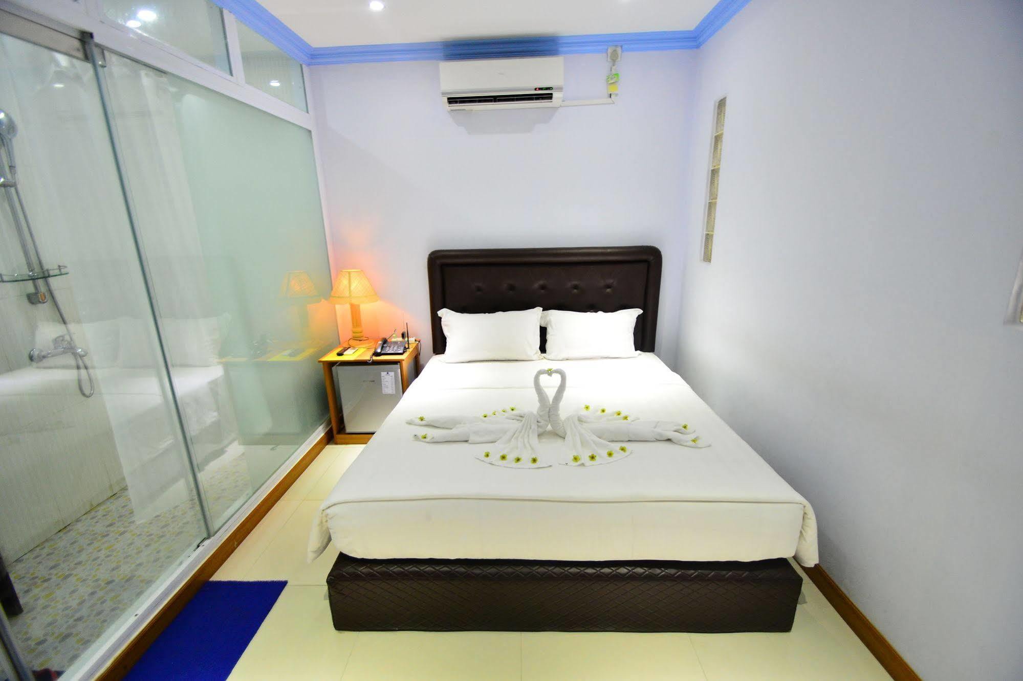 Woodland Hotel Yangon Dış mekan fotoğraf